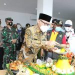 Ketua DPRD, Chairoman J Putro, sedang memotong nasi tumpeng, pada acara peresmian RSUD Teluk Pucung (3/2).